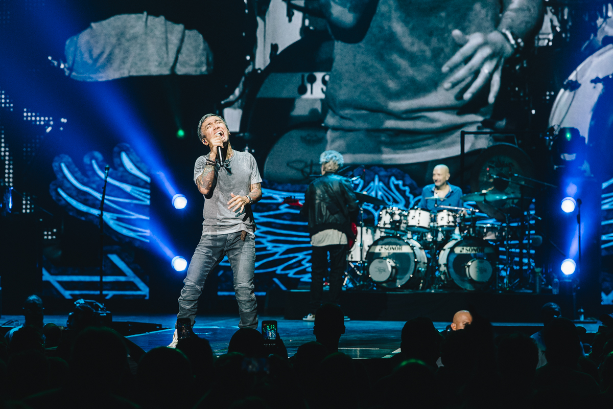 PHOTOS Journey and Def Leppard CoHeadline at AT&T Center San Antonio